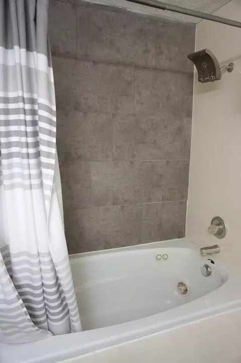 Bath - 189 Avondale Dr #6, Branson, MO 65616 photo 4 of 6