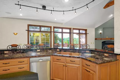Kitchen - 3912 E Windsmore Dr, Springfield, MO 65802 photo 4 of 5