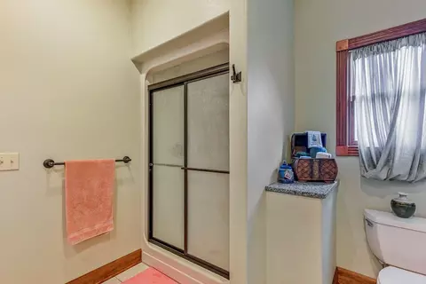 Bath - 3912 E Windsmore Dr, Springfield, MO 65802 photo 4 of 5