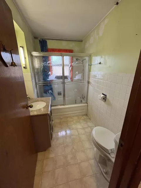 Bath - 314 Birch St, Monett, MO 65708 photo 1 of 1