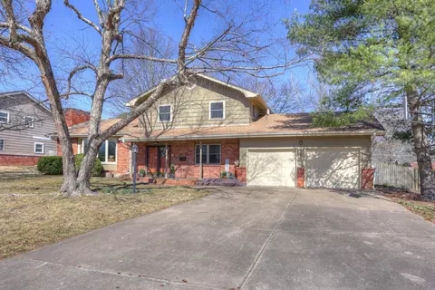 1131 Belle Air Pl, Carthage, MO 64836