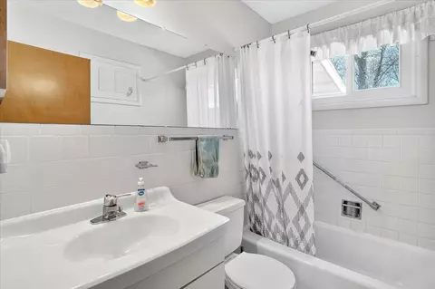 Bath - 202 Cardinal Rd, Forsyth, MO 65653 photo 1 of 2