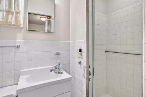 Bath - 202 Cardinal Rd, Forsyth, MO 65653 photo 2 of 2