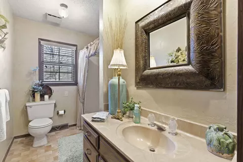 Bath - 4058 E Linwood St, Springfield, MO 65809 photo 3 of 4