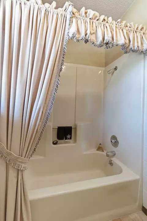 Bath - 4058 E Linwood St, Springfield, MO 65809 photo 4 of 4