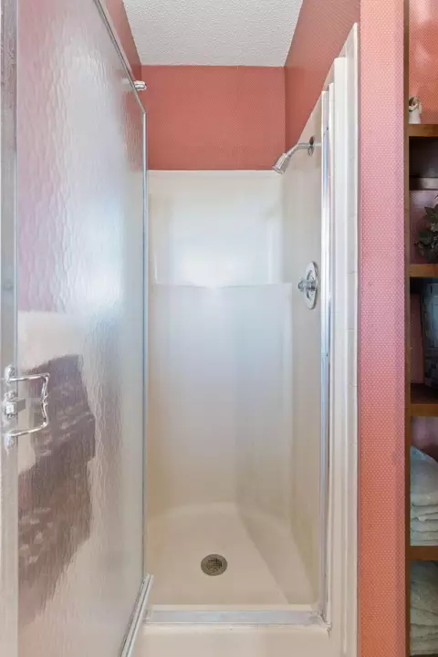 Bath - 4058 E Linwood St, Springfield, MO 65809 photo 2 of 4