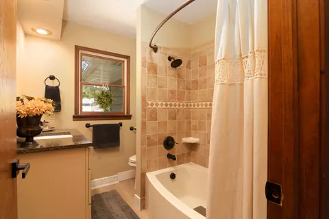 Bath - 195 Ludora Dr, Shell Knob, MO 65747 photo 2 of 4