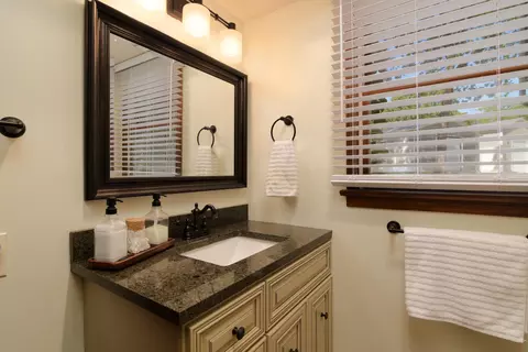 Bath - 195 Ludora Dr, Shell Knob, MO 65747 photo 4 of 4