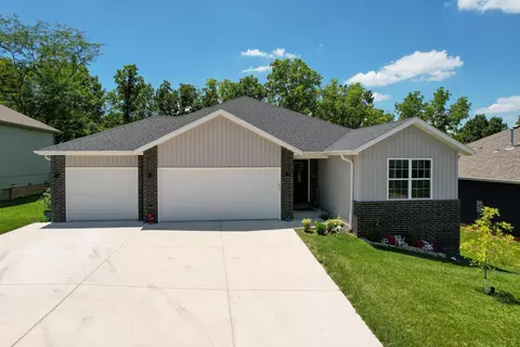 1502 W Parkview Ave, Ozark, MO 65721