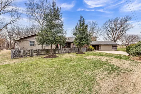 1750 W Riverbluff Ln, Nixa, MO 65714 photo 2