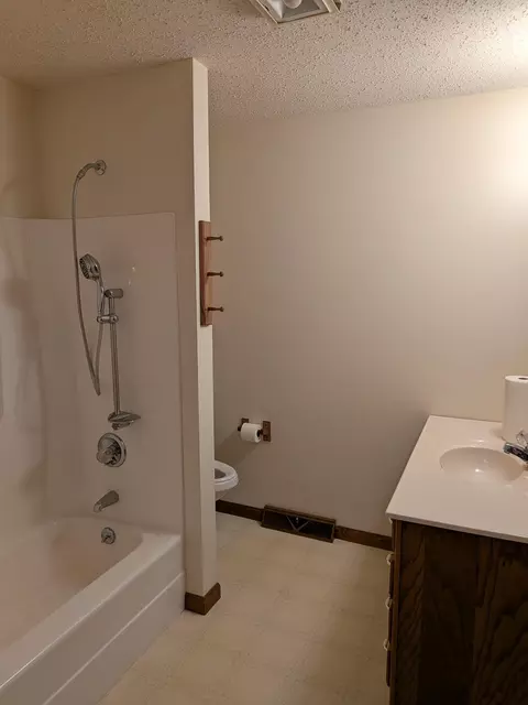 Bath - 1760 Mo-181, Cabool, MO 65689 photo 1 of 3