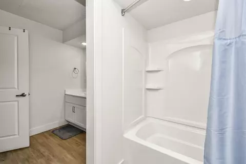 Bath - 403 Veterans Blvd #202, Branson, MO 65616 photo 3 of 4