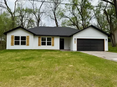 Exterior - 606 E Walnut St, Ozark, MO 65721 photo 3 of 4