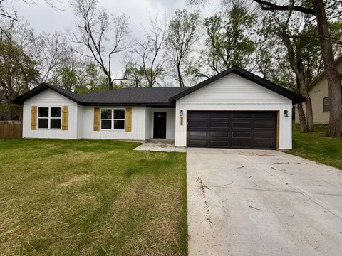 606 E Walnut St, Ozark, MO 65721