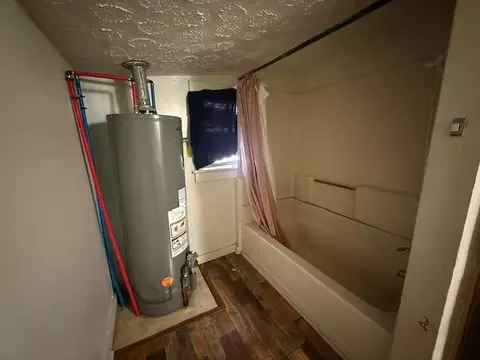 Bath - 1621 W Chestnut St, Springfield, MO 65802 photo 3 of 3