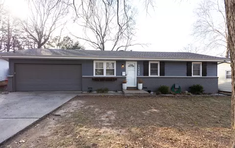 1249 S Belcrest Ave, Springfield, MO 65804