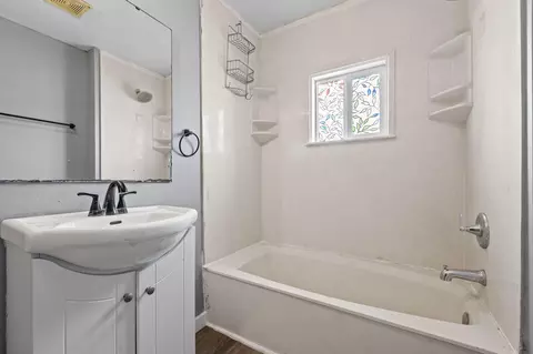 Bath - 617 N Hillcrest Ave, Springfield, MO 65802 photo 2 of 2