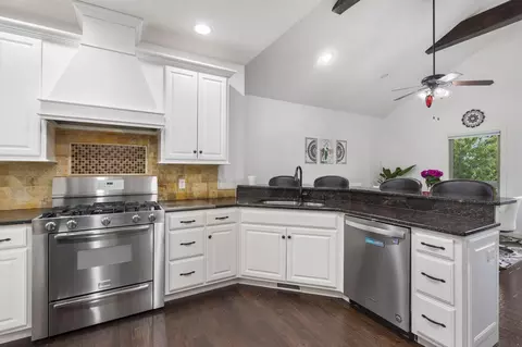 Kitchen - 2956 S Ranch Dr, Springfield, MO 65809 photo 3 of 5