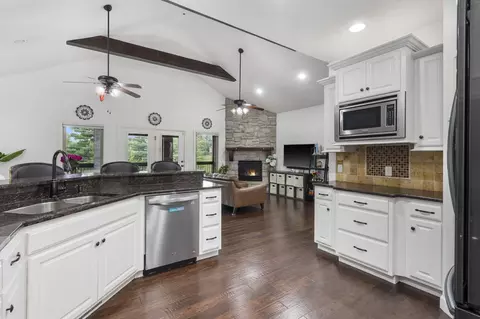 Kitchen - 2956 S Ranch Dr, Springfield, MO 65809 photo 4 of 5