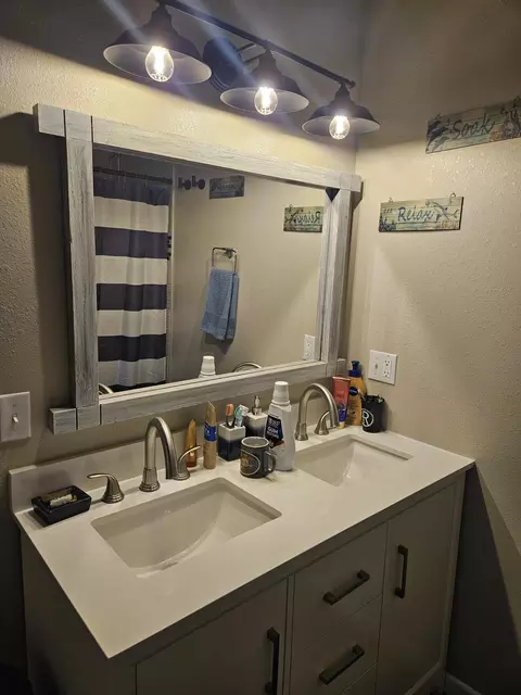 Bath - 1705 Lakeview Dr, Ava, MO 65608 photo 2 of 4