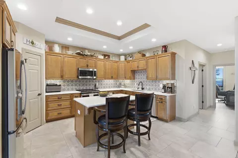 Kitchen - 815 Forest Vw, Saddlebrooke, MO 65630 photo 2 of 4