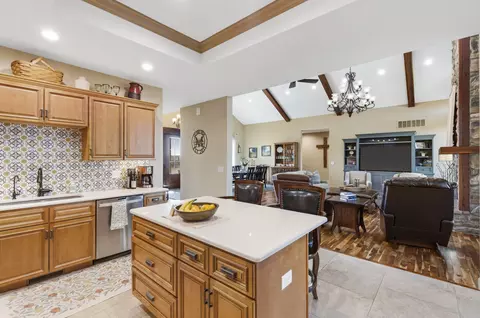 Kitchen - 815 Forest Vw, Saddlebrooke, MO 65630 photo 3 of 4