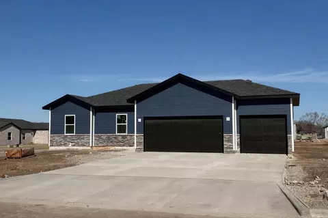 110 Maverick Dr, Mount Vernon, MO 65712