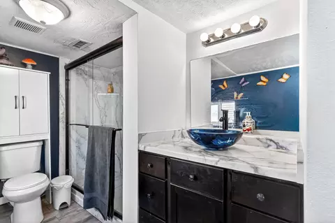 Bath - 2081 Sand Ridge Rd, Marshfield, MO 65706 photo 1 of 2