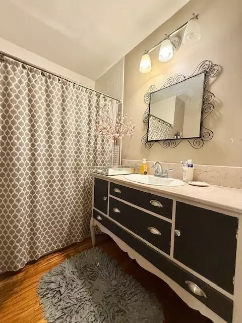 Bath - 517 E Catalpa St, Springfield, MO 65807 photo 1 of 4