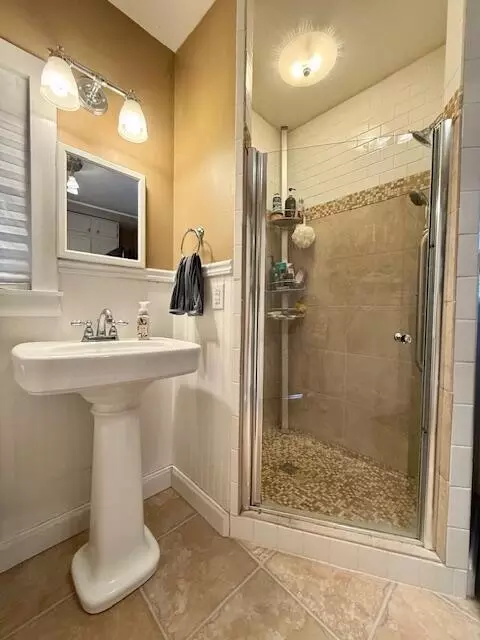 Bath - 517 E Catalpa St, Springfield, MO 65807 photo 4 of 4