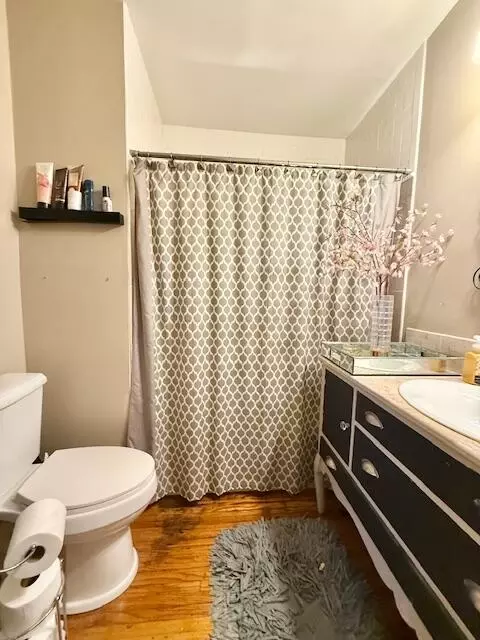 Bath - 517 E Catalpa St, Springfield, MO 65807 photo 2 of 4