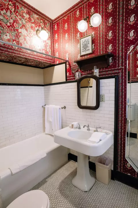 Bath - 900 E Walnut St, Springfield, MO 65806 photo 7 of 10