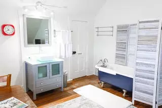 Bath - 900 E Walnut St, Springfield, MO 65806 photo 4 of 10