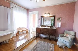 Bath - 900 E Walnut St, Springfield, MO 65806 photo 1 of 10
