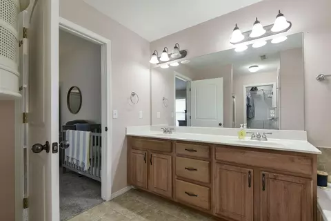 Bath - 325 Southview Dr, Branson, MO 65616 photo 5 of 7