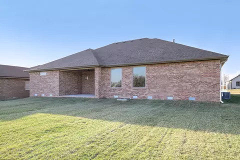 Exterior - 3801 W Broadmoor St, Springfield, MO 65807 photo 4 of 7