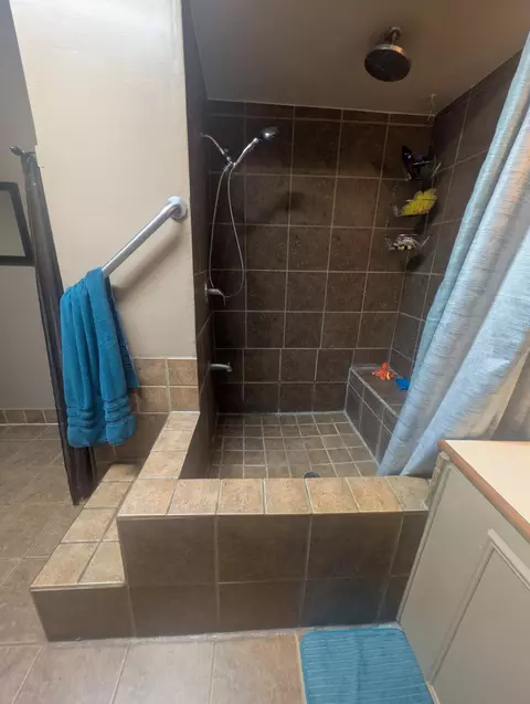 Bath - 615 W Benton St, Buffalo, MO 65622 photo 3 of 8