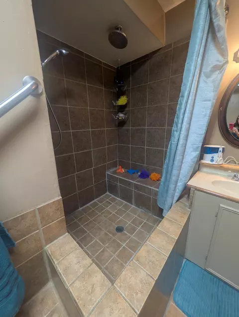 Bath - 615 W Benton St, Buffalo, MO 65622 photo 4 of 8