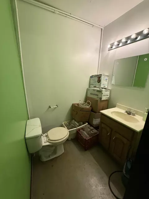 Bath - 615 W Benton St, Buffalo, MO 65622 photo 7 of 8