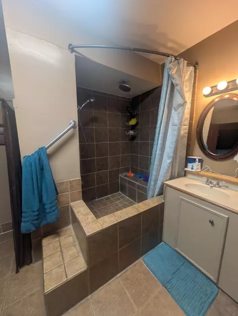 Bath - 615 W Benton St, Buffalo, MO 65622 photo 2 of 8