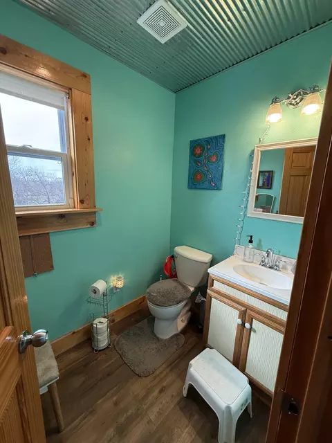 Bath - 615 W Benton St, Buffalo, MO 65622 photo 1 of 8