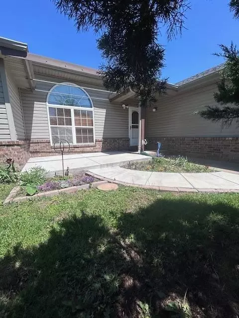 4905 W Kingsbury St, Springfield, MO 65802