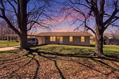 427 N Harrison Ave, Aurora, MO 65605