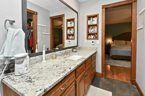 Bath - 680 E Trakel Pl, Springfield, MO 65810 photo 2 of 9