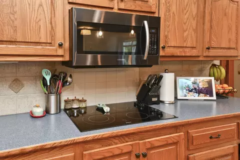 Kitchen - 680 E Trakel Pl, Springfield, MO 65810 photo 8 of 10