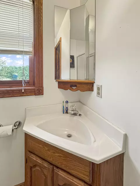 Bath - 680 E Trakel Pl, Springfield, MO 65810 photo 6 of 9