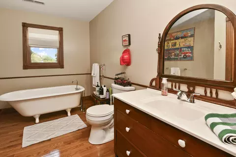 Bath - 680 E Trakel Pl, Springfield, MO 65810 photo 7 of 9