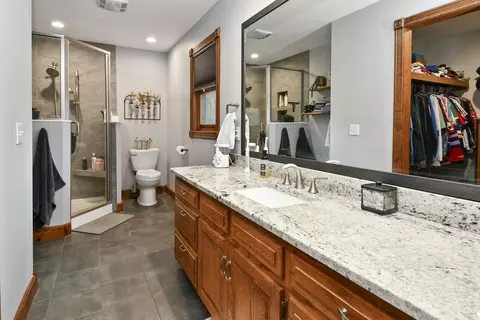 Bath - 680 E Trakel Pl, Springfield, MO 65810 photo 1 of 9