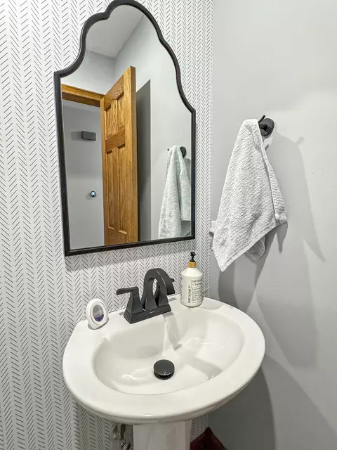Bath - 680 E Trakel Pl, Springfield, MO 65810 photo 4 of 9