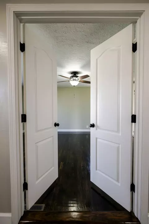 Entry Way - 1413 4th St, Monett, MO 65708 photo 1 of 4